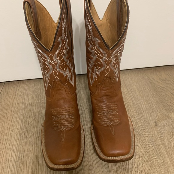 Caborca Silver square toe brown cowboy boots.Size 6 - Picture 12 of 12